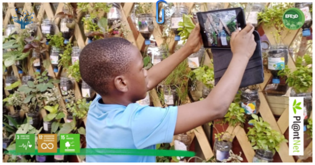 Découverte de la biodiversité : un élève utilise PlantNet pour identifier les plantes du mur végétal au LIFE