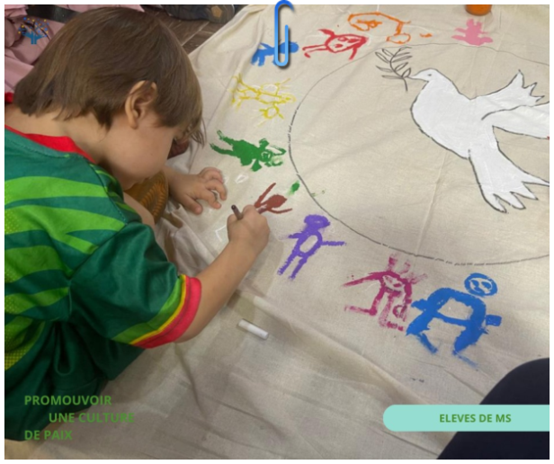 Sensibiliser à la paix : un élève du LIFE crée une bannière pour la Journée internationale de la paix
