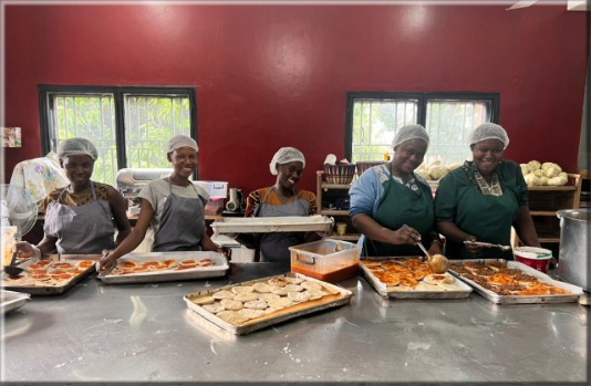 Elles préparent quotidiennement plus de 600 plateaux.